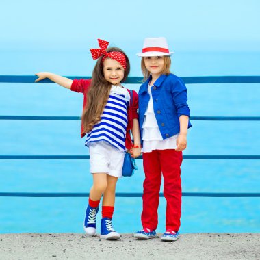 moda çocuklar denizde dinlenme