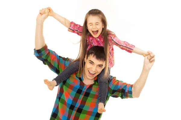 Отец с дочерью на плечах — стоковое фото