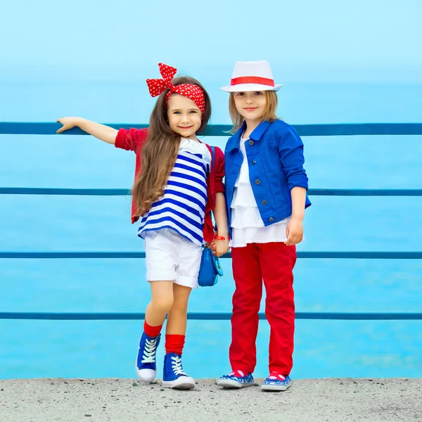 Fashion kids resting on the sea — Stock Photo, Image