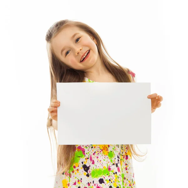 Fille avec feuille blanche de papier — Photo