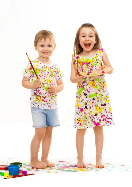 Menino e menina brincando com tintas — Fotografia de Stock