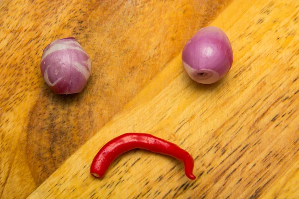 Zmarszczenie brwi chłodno i fioletowy cebuli z nożem — Zdjęcie stockowe