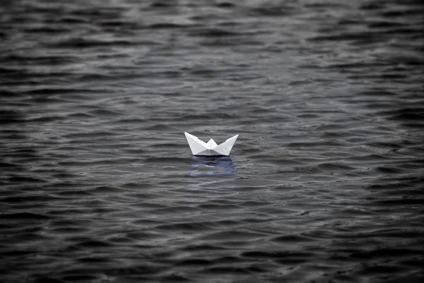 纸船漂浮 — 图库照片
