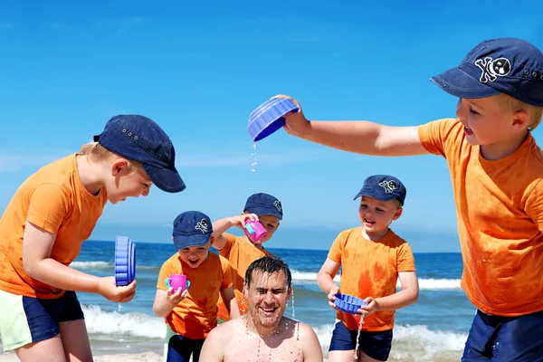 Pai e filho diversão na praia — Fotografia de Stock