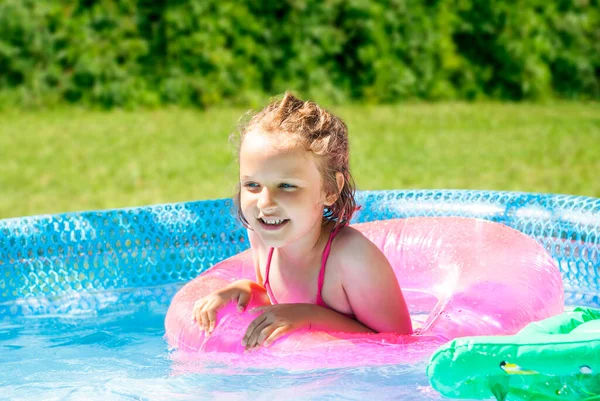 Menina Pequena Feliz Que Joga Sondagem Inflável Natação Durante Dia — Fotografia de Stock