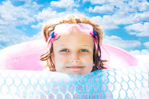Симпатичная Счастливая Девочка Отдыхающая Бассейна Розовых Очках Снаружи Солнечный День Лицензионные Стоковые Изображения