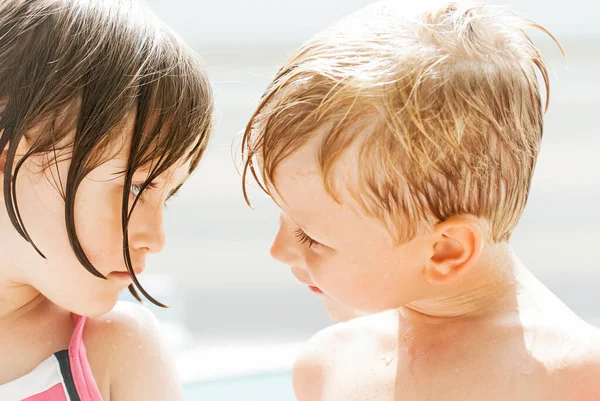 Young Girl Boy Looking Each Other Break Swimming Pool — Stock Photo, Image