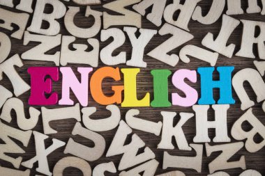 Ahşap renkli kelime 'ENGLISH' diğer kahverengi harflerin ortasında eski ahşap tahta üzerinde.