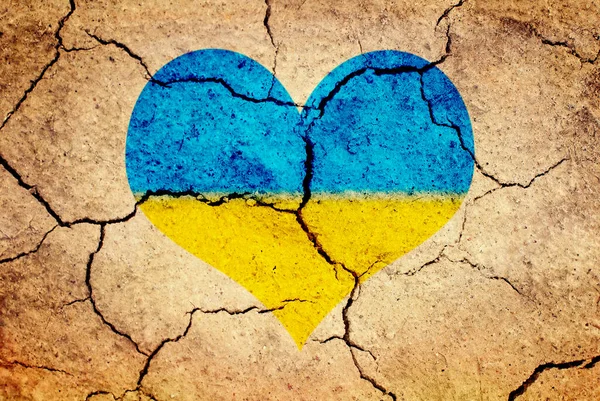 Texturované Pozadí Popraskané Suché Hnědé Hlíny Srdcem Ukrajinské Vlajkové Barvy — Stock fotografie