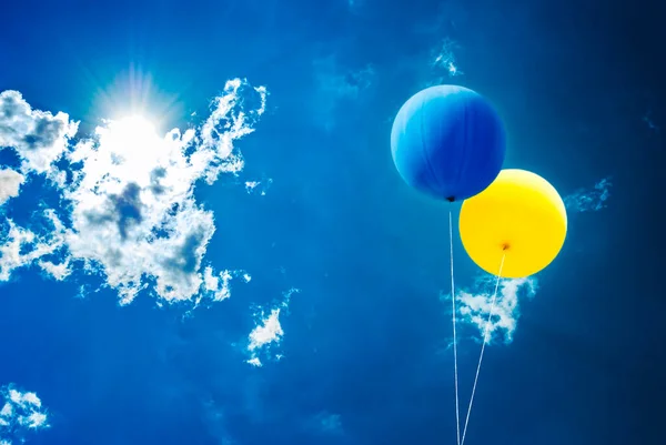 Dois Balões Cores Bandeira Ucraniana Sobre Céu Azul Sol Por — Fotografia de Stock