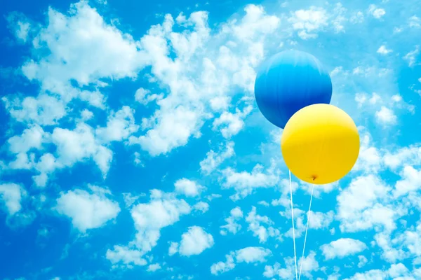 Dois Balões Cores Bandeira Ucraniana Sobre Céu Azul Nuvens Brancas — Fotografia de Stock