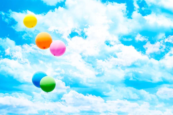 Cinco Balões Coloridos Sobre Céu Azul Nuvens Brancas — Fotografia de Stock