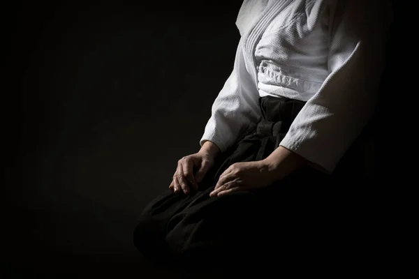 Aikido Posar Sentado Uniforme Hakama Fundo Preto Profundidade Campo Rasa — Fotografia de Stock