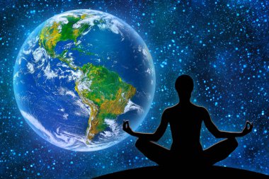 Evrenin arka planına karşı kadın yoga figürü ve Dünya Gezegeni, ekoloji ve çevre kavramı.