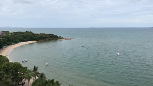Antenn utsikt över stranden med kurva klippan sidan resort — Stockvideo