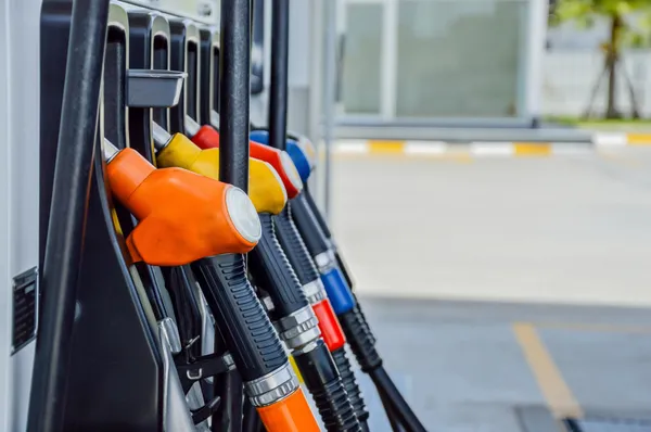 Tiro horizontal de algumas bombas de combustível em um posto de gasolina — Fotografia de Stock