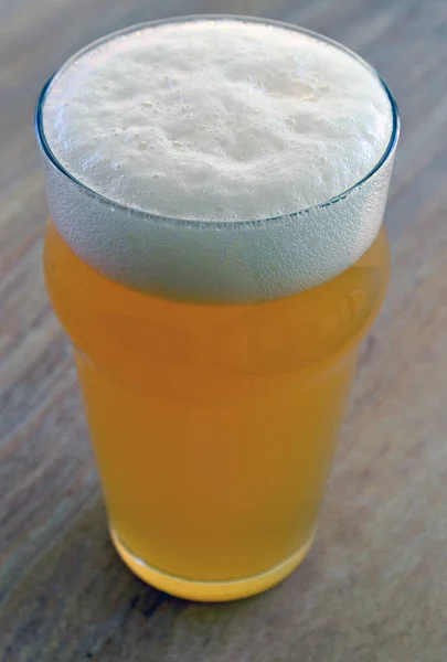 Una Pálida Cerveza Sobre Mesa —  Fotos de Stock