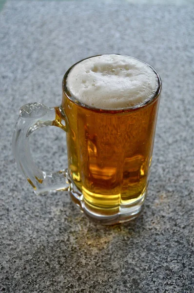 Uma Cerveja Copo Mesa — Fotografia de Stock