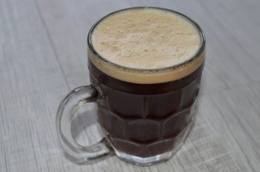 Masanın üzerinde Alman tarzı bir içki bardağı.