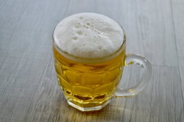 Masanın üzerinde bir bardak Alman birası