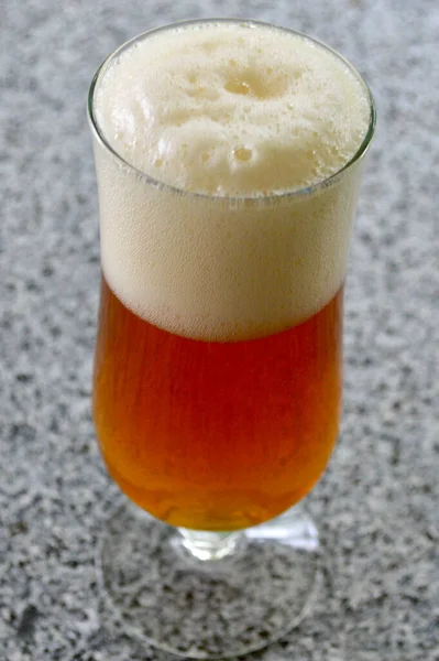 Μια Σκωτσέζικη Μπύρα Στο Τραπέζι Ποτήρι — Φωτογραφία Αρχείου