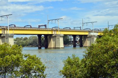 Sidney, Avustralya 'daki Meadowbank' taki demiryolu köprüsünün manzarası
