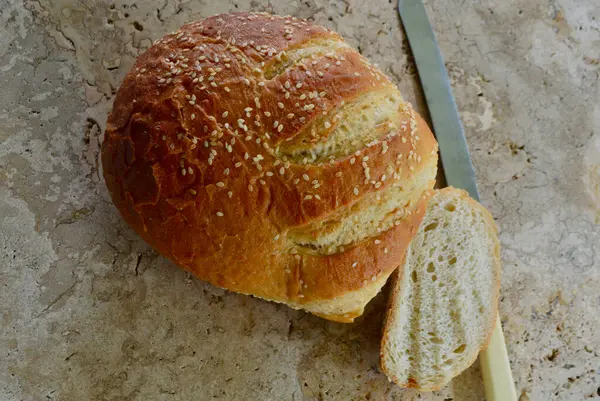 Una Hogaza Pan Horno Piedra Dorada Sobre Mesa — Foto de Stock