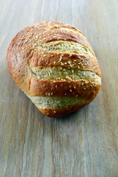 桌上放着一块金石烤面包 — 图库照片