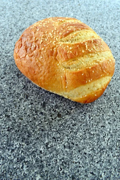 Una Hogaza Pan Horno Piedra Dorada Sobre Mesa — Foto de Stock