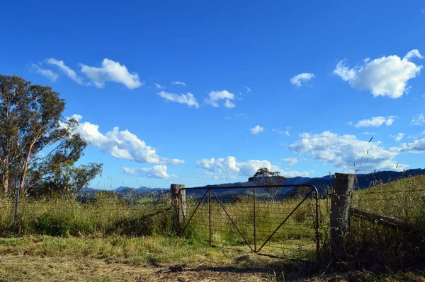 Hartley, NSW, Avustralya 'da yemyeşil bir alana açılan bir geçit.