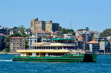 Güneşli bir yaz gününde Sydney Limanı 'nda feribot kalkıyor.