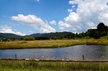 Hartley, New South Wales, Avustralya yakınlarındaki kırsal bir yerde bir gölet.