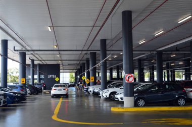 Sydney, Avustralya 'daki North Ryde' daki Macquarie alışveriş merkezinde gizli park yeri.