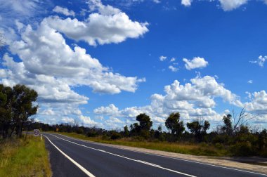 Güneşli bir günde Avustralya 'nın Mavi Dağları' ndaki Bell 'in kırsal manzarası