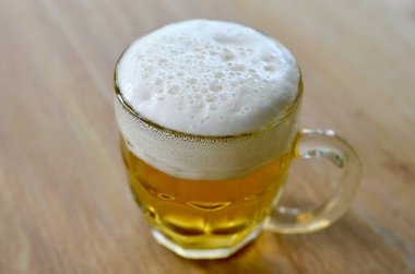 İçmeye hazır bir Polonya birası.