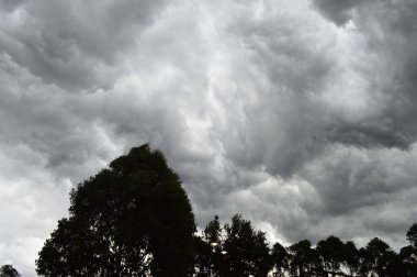Fırtına bulutları Avustralya 'nın mavi dağlarında toplanıyor.