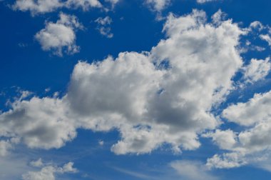 Güneşli mavi gökyüzünde güzel beyaz bulutlar