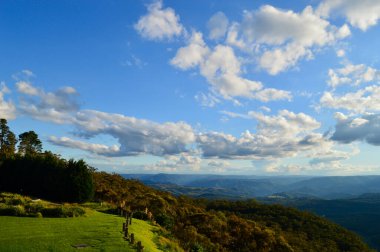 Avustralya 'nın Mavi Dağları' ndaki Medlow Hamamında bir vadi manzarası