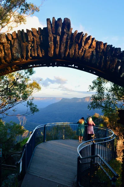 Avustralya 'nın Mavi Dağları' ndaki Katoomba 'daki Balayı Köprüsü' nden bir manzara.