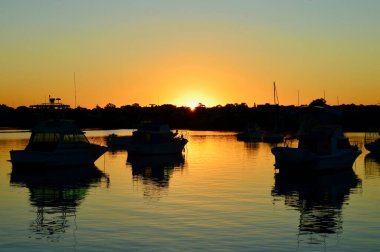 Sakin bir akşamda Sydney Limanı 'nın Leichhardt manzarası