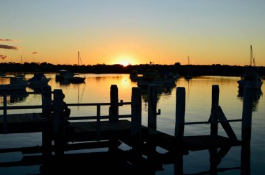 Gün batımında limanda bir rıhtım.