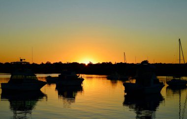 Sakin bir akşamda Sydney Limanı 'nın Leichhardt manzarası