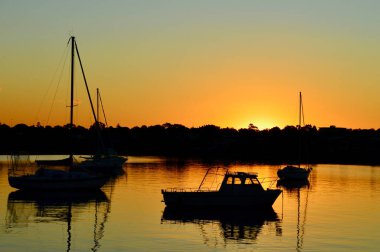 Sakin bir akşamda Sydney Limanı 'nın Leichhardt manzarası