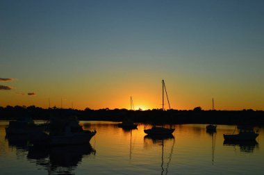Sakin bir akşamda Sydney Limanı 'nın Leichhardt manzarası