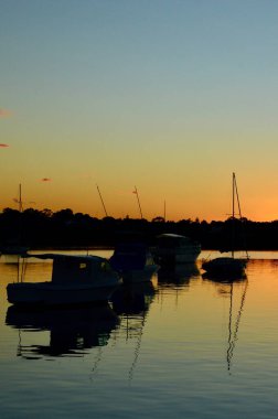 Sakin bir akşamda Sydney Limanı 'nın Leichhardt manzarası