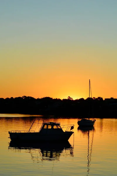 Sakin bir akşamda Sydney Limanı 'nın Leichhardt manzarası