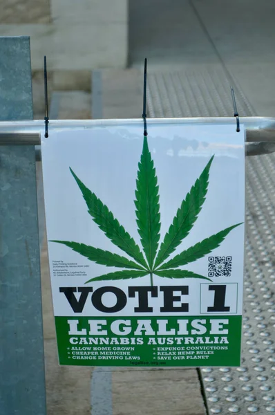 2022 Avustralya Federal Seçimlerinde Yasal Kenevir Partisi için bir poster.