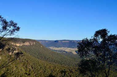 Avustralya 'nın Mavi Dağları' ndaki Victoria Dağı 'ndan Mitchell Geçidi' nin manzarası.