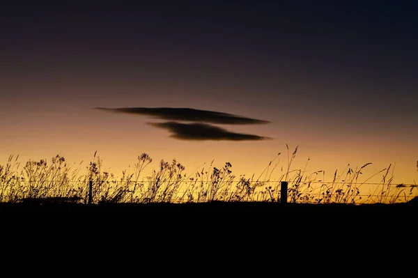 Puesta Sol Por Línea Valla Una Granja — Foto de Stock