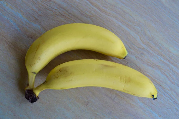 Dos Plátanos Maduros Sobre Fondo Liso —  Fotos de Stock